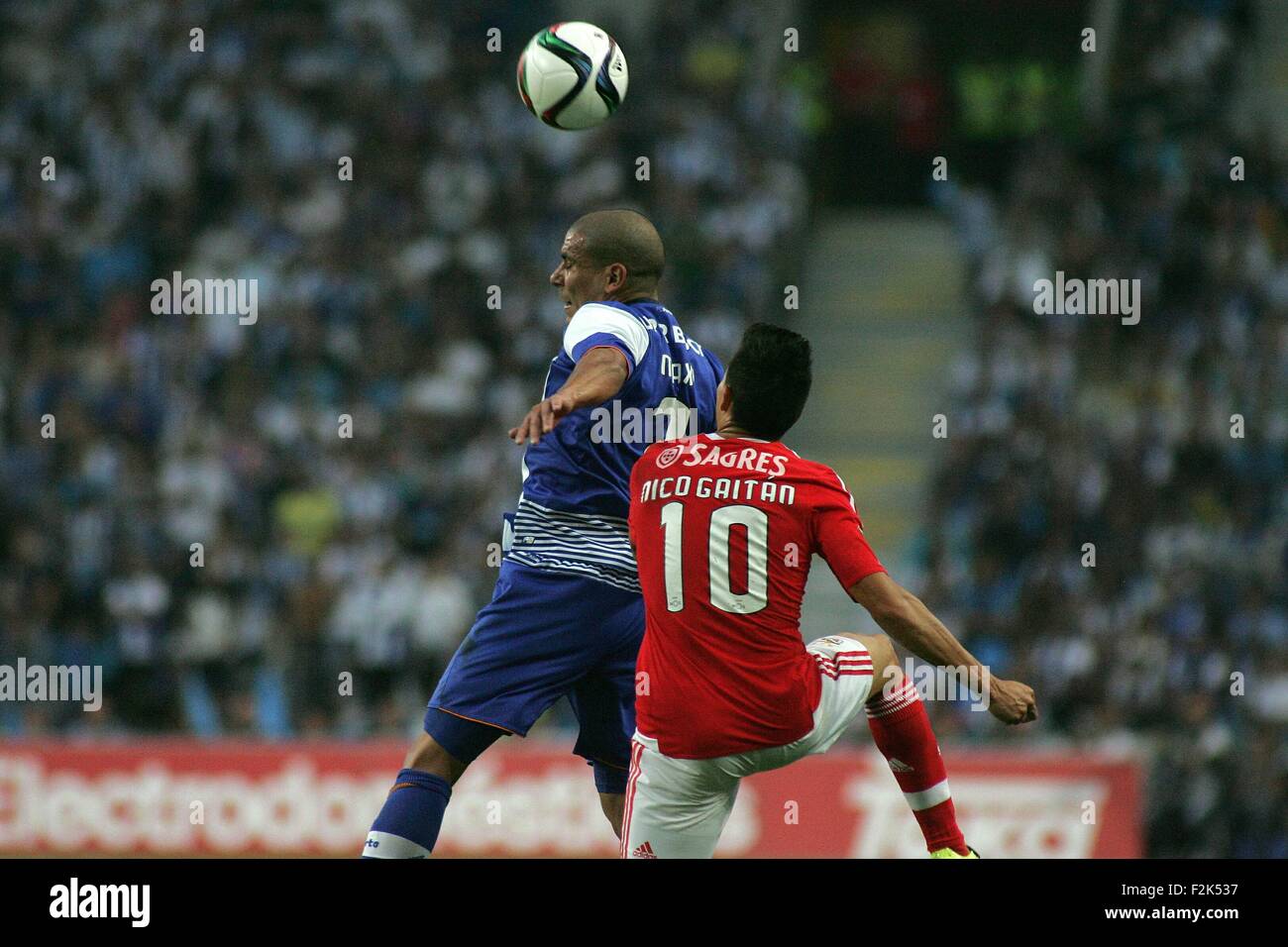 Porto, Portogallo. Xx Settembre, 2015. Nico Gaitan (SL Benfica) e Maxi Pereira (FC Porto) in azione durante il portoghese Soccer League tra il Futebol Clube do Porto e lo Sport Lisboa e Benfica al Estadio do Dragao di Oporto, OPO. Helder Sousa/CSM/Alamy Live News Foto Stock