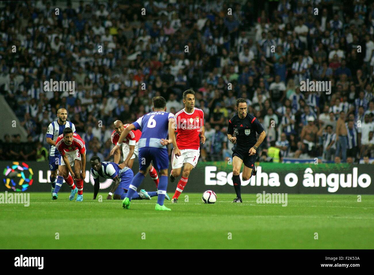 Porto, Portogallo. Xx Settembre, 2015. I giocatori in azione durante il portoghese Soccer League tra il Futebol Clube do Porto e lo Sport Lisboa e Benfica al Estadio do Dragao di Oporto, OPO. Helder Sousa/CSM/Alamy Live News Foto Stock