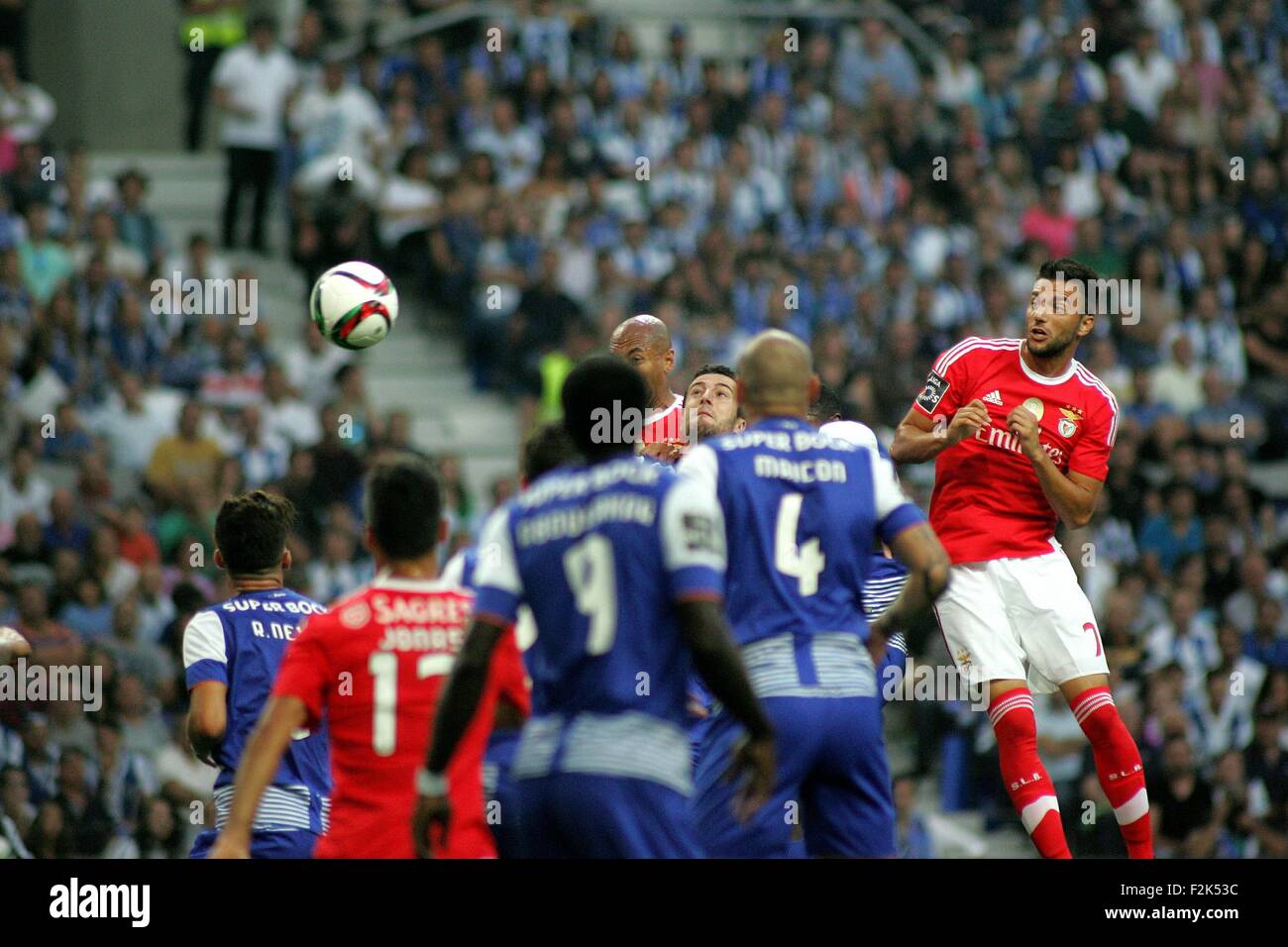 Porto, Portogallo. Xx Settembre, 2015. I giocatori in azione durante il portoghese Soccer League tra il Futebol Clube do Porto e lo Sport Lisboa e Benfica al Estadio do Dragao di Oporto, OPO. Helder Sousa/CSM/Alamy Live News Foto Stock