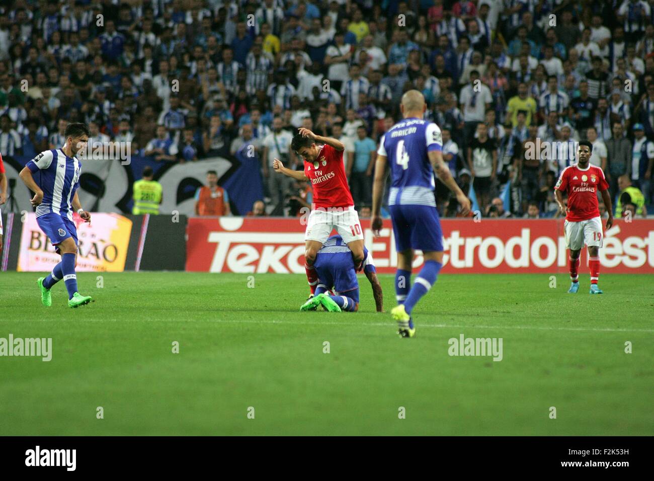 Porto, Portogallo. Xx Settembre, 2015. Nico Gaitan (SL Benfica) e Maxi Pereira (FC Porto) in azione durante il portoghese Soccer League tra il Futebol Clube do Porto e lo Sport Lisboa e Benfica al Estadio do Dragao di Oporto, OPO. Helder Sousa/CSM/Alamy Live News Foto Stock