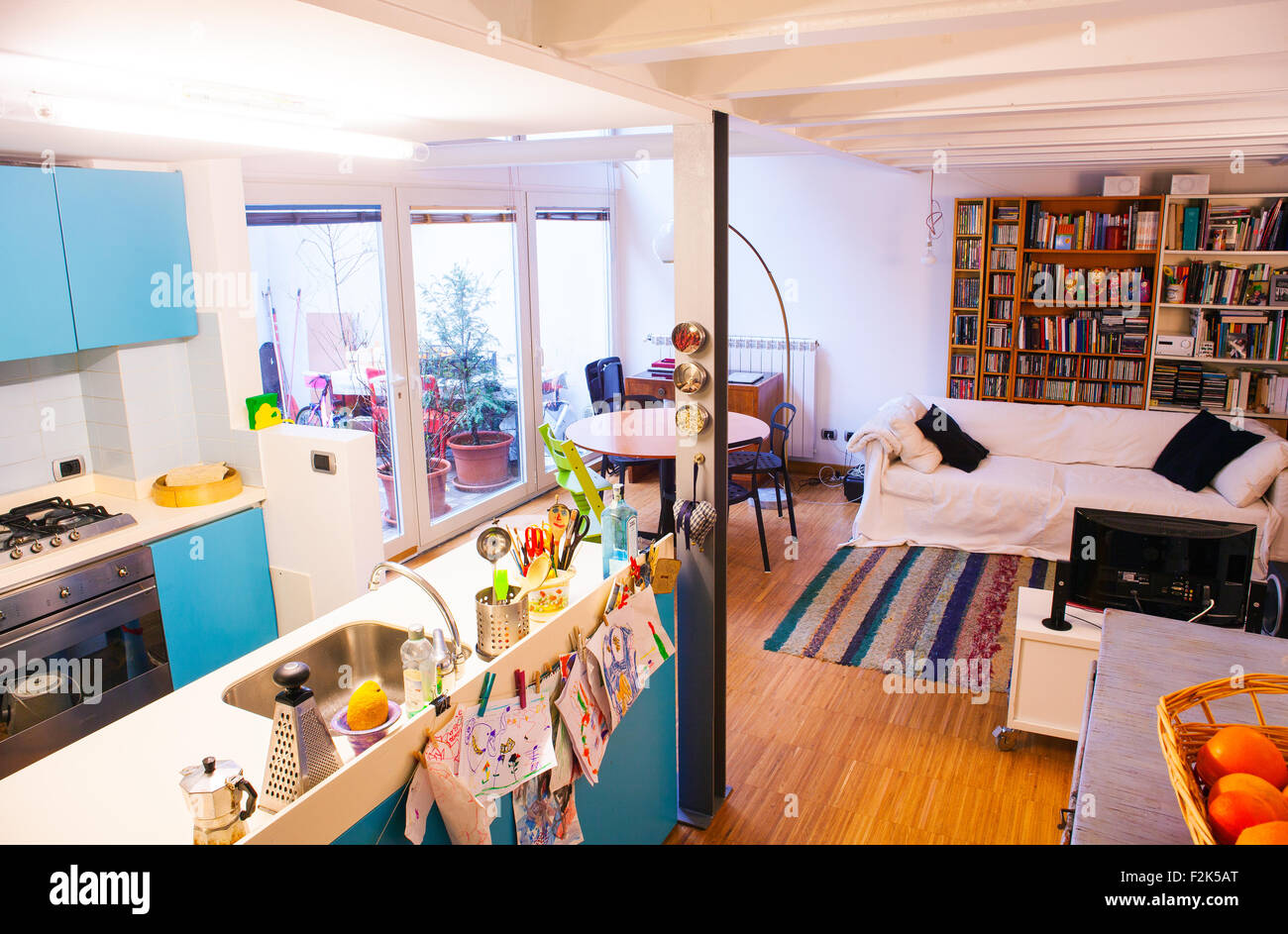 Vista della cucina e soggiorno in appartamento Foto Stock