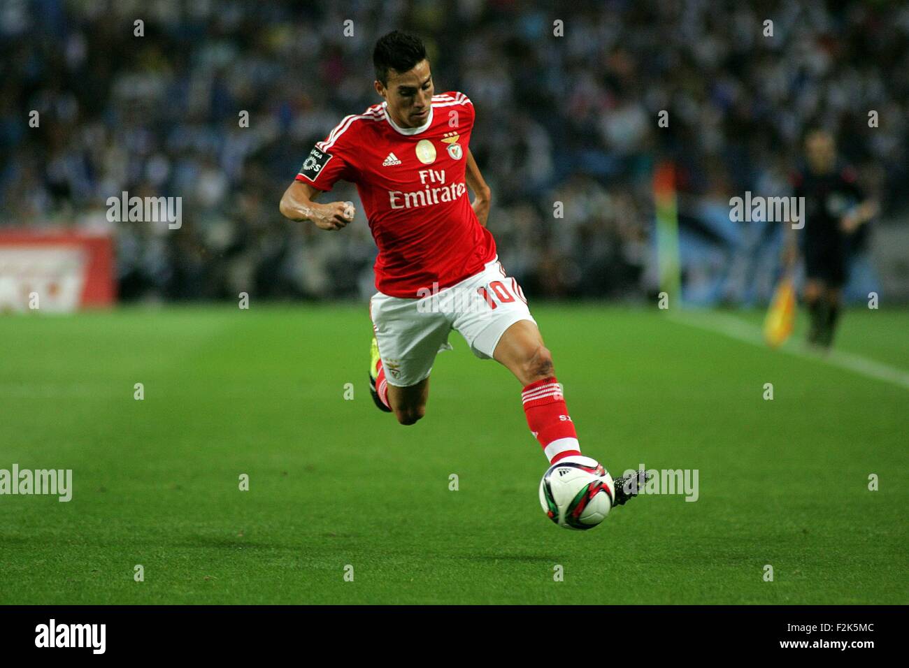 Porto, Portogallo. Xx Settembre, 2015. Nico Gaitan (SL Benfica) in azione durante il portoghese Soccer League tra il Futebol Clube do Porto e lo Sport Lisboa e Benfica al Estadio do Dragao di Oporto, OPO. Helder Sousa/CSM/Alamy Live News Foto Stock