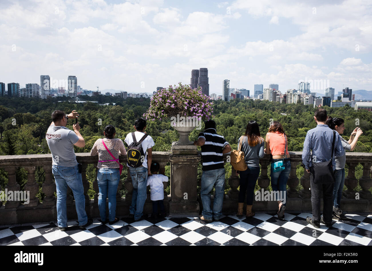 Chapultepec Castle Terrace città del Messico // CITTÀ DEL MESSICO, Messico — la terrazza nord del castello di Chapultepec presenta un caratteristico pavimento in marmo a scacchi bianco e nero che crea un suggestivo motivo geometrico attraverso lo spazio esterno sopraelevato. Questa terrazza, nota anche come loggia superiore, fa parte dell'ala residenziale del secondo piano del castello ed è supportata da sottili colonne che incorniciano il paesaggio circostante. Il design è stato creato durante la ristrutturazione del Alcázar da parte dell'imperatore Massimiliano negli anni '1860, combinando elementi architettonici neoclassici con uno spazio visivo funzionale. Foto Stock