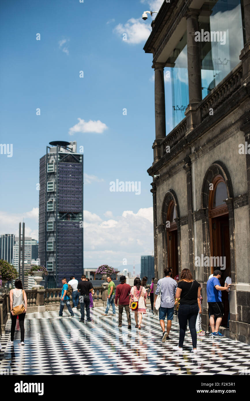 Chapultepec Castle Terrace Checkered Floor città del Messico // CITTÀ DEL MESSICO, Messico — la terrazza nord del Castello di Chapultepec presenta distintivi pavimenti in marmo a scacchi bianco e nero che creano un suggestivo motivo geometrico attraverso lo spazio esterno sopraelevato. Questa terrazza, nota anche come loggia superiore, fa parte dell'ala residenziale del secondo piano del castello ed è supportata da sottili colonne che incorniciano il paesaggio circostante. Il progetto fu creato durante la ristrutturazione del Alcázar da parte dell'imperatore Massimiliano negli anni '1860, combinando elementi architettonici neoclassici con elementi funzionali Foto Stock