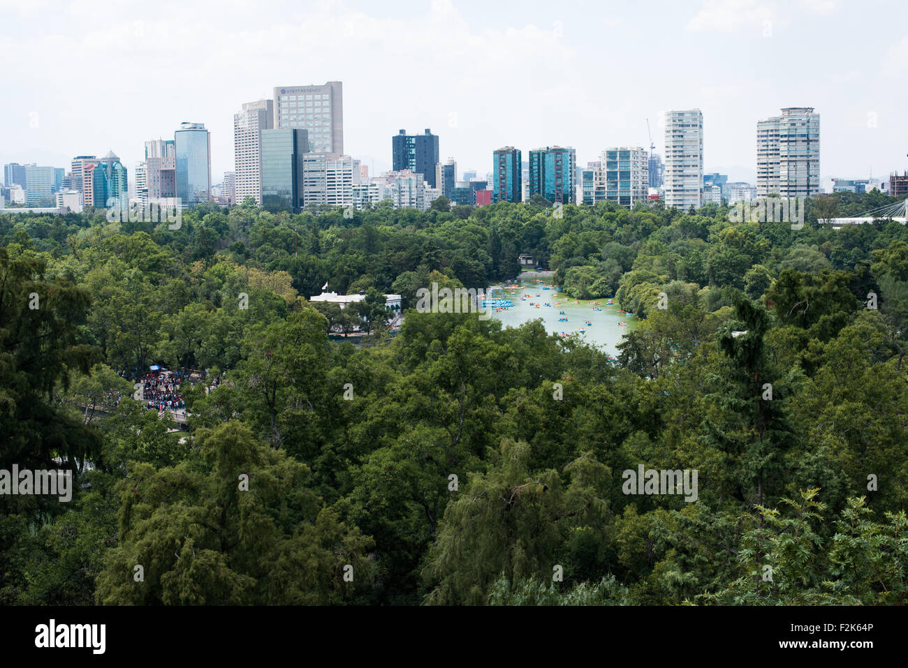 Bosque de Chapultepec Park città del Messico // CITTÀ DEL MESSICO, Messico - Una vista su Bosque de Chapultepec (foresta di Chapultepec) e città del Messico dal castello di Chapultepec. La costruzione del castello iniziò intorno al 1785, e la struttura ha servito diversi ruoli nel corso della sua storia come Accademia militare, residenza imperiale, residenza presidenziale e osservatorio. Il castello ora ospita il Museo Nazionale di storia del Messico (Museo Nacional de Historia). Situato in cima alla collina Chapultepec nel centro di città del Messico, il castello si trova all'interno di uno dei più grandi parchi cittadini dell'emisfero occidentale. Chapultepec Park encompasse Foto Stock