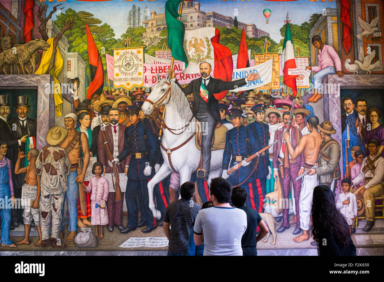 Sufragio Efectivo No Reelección murale di città del Messico // CITTÀ DEL MESSICO, Messico — il Sufragio Efectivo - No Reelección murale di Juan o'Gorman raffigura temi della riforma politica messicana e degli ideali democratici. Creato nel 1969, l'opera riflette l'impegno di o'Gorman nel commentario sociale e politico attraverso l'arte pubblica, incorporando il famoso slogan "Effective Suffrage, No Re-Election" che divenne centrale per la rivoluzione messicana. Il murale esemplifica lo stile distintivo di o'Gorman che combinava tecniche moderniste europee con temi nazionalisti messicani e tradizioni artistiche indigene. O'Gorma Foto Stock