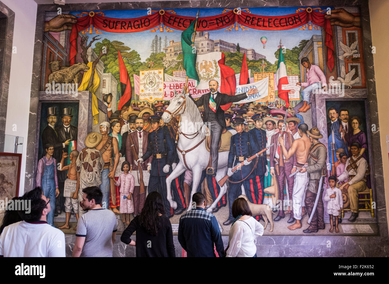 Sufragio Efectivo No Reelección murale Chapultepec Castle città del Messico // CITTÀ DEL MESSICO, Messico — il Sufragio Efectivo - No Reelección murale di Juan o'Gorman raffigura temi della riforma politica messicana e degli ideali democratici. Creato nel 1969, l'opera riflette l'impegno di o'Gorman nel commentario sociale e politico attraverso l'arte pubblica, incorporando il famoso slogan "Effective Suffrage, No Re-Election" che divenne centrale per la rivoluzione messicana. Il murale esemplifica lo stile distintivo di o'Gorman che combinava tecniche moderniste europee con temi nazionalisti messicani e arte indigena Foto Stock