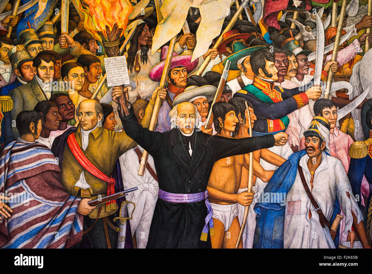 Castello di Chapultepec Retablo de la Independencia murale città del Messico // CITTÀ DEL MESSICO, Messico — Una sezione del murale Retablo de la Independencia di Juan o'Gorman, dipinto dal 1960 al 1961, all'interno del castello di Chapultepec. O'Gorman, un muralista e architetto messicano di spicco, creò questo lavoro come parte del movimento muralista messicano che fiorì nel XX secolo. Il murale raffigura scene della lotta per l'indipendenza del Messico, riflettendo i temi nazionalisti comuni nell'arte messicana post-rivoluzionaria. Il castello di Chapultepec, arroccato in cima alla collina di Chapultepec, ha ricoperto diversi ruoli sin dalla costruzione di Beg Foto Stock