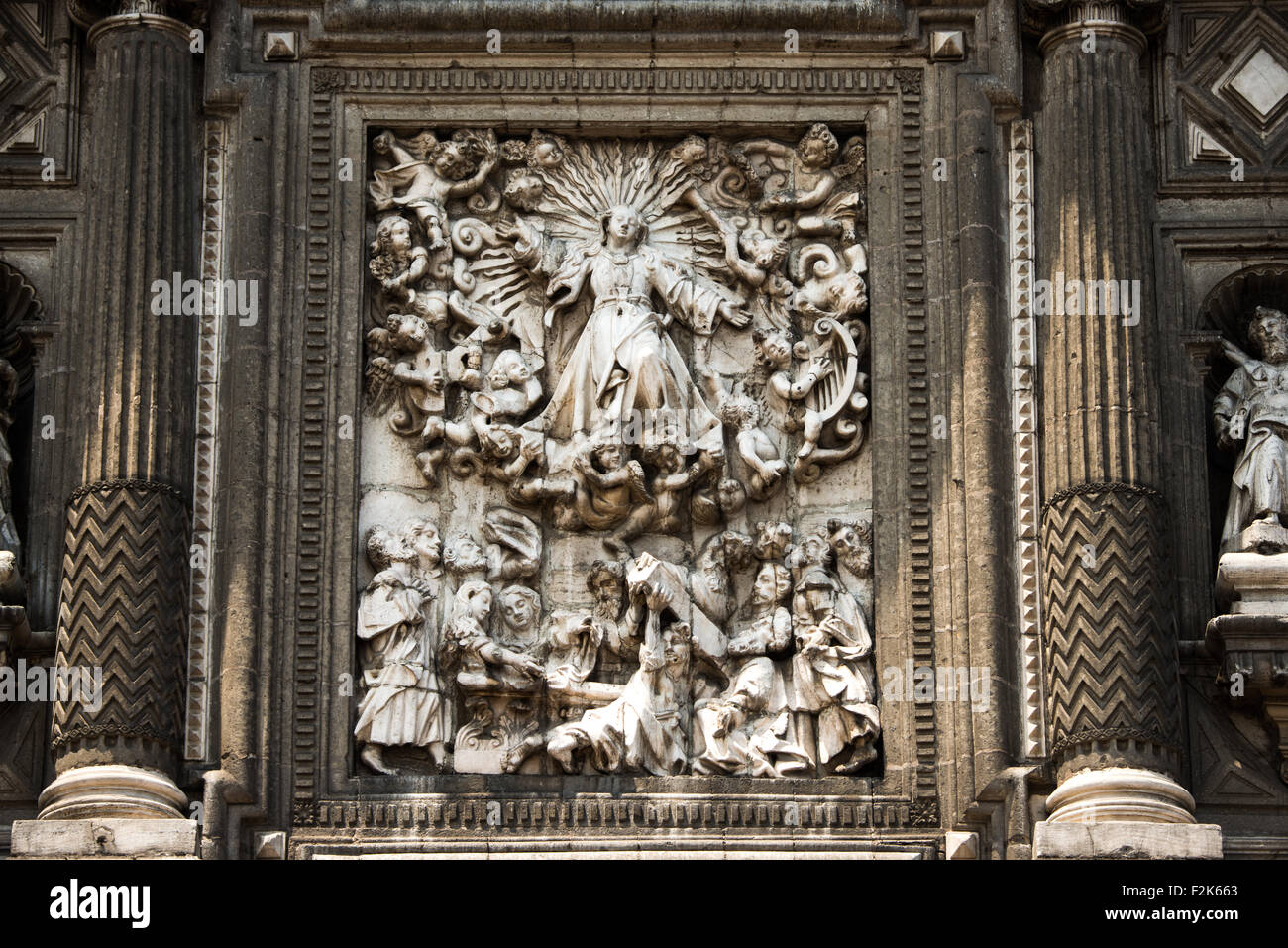 La facciata meridionale della Metropolitan Tabernacolo caratteristiche ornato di raffigurazioni dell Eucaristia con le immagini degli Apostoli, i Padri della Chiesa, dei santi che hanno fondato gli ordini religiosi martiri come pure le scene della Bibbia. Adiacente al Metropolitan Castello, rivolta verso il Zocalo, il Metropolitan Tabernacolo (Spagnolo: Sagrario Metropolitana) fu costruito da Lorenzo Rodríguez in stile barocco fra 1749 e 1760. Esso è stato concepito per alloggiare gli archivi e paramenti dell Arcivescovo. Esso inoltre ha funzionato e continua a funzionare come un luogo per ricevere Eucaristia e registrare i parrocchiani. Foto Stock