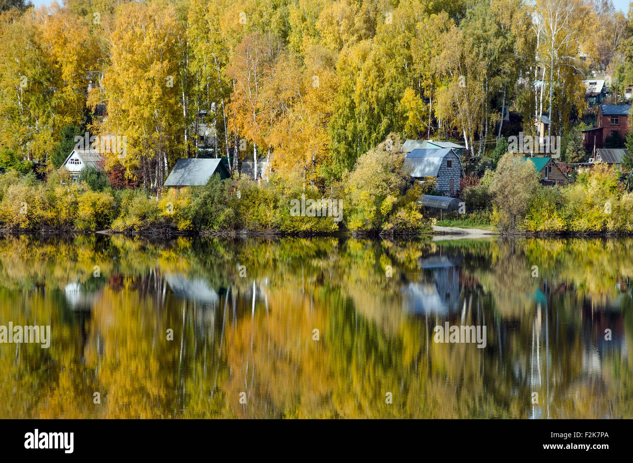 Lago di foresta nella soleggiata giornata aurumn in Siberia Foto Stock