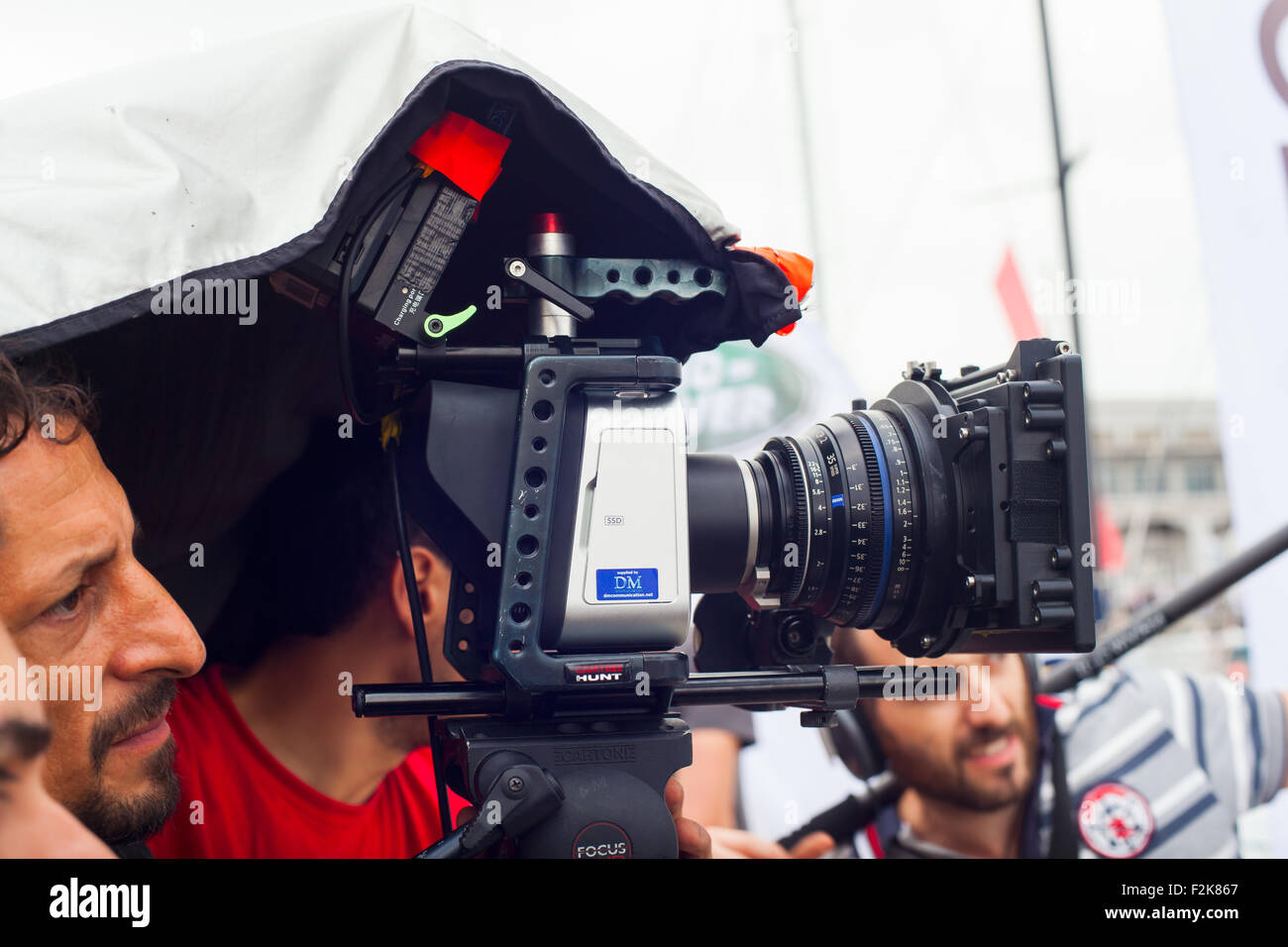 TRIESTE, ITALIA - OTTOBRE, 12: cameraman in azione durante la produzione del film breve il 12 ottobre 2014 Foto Stock