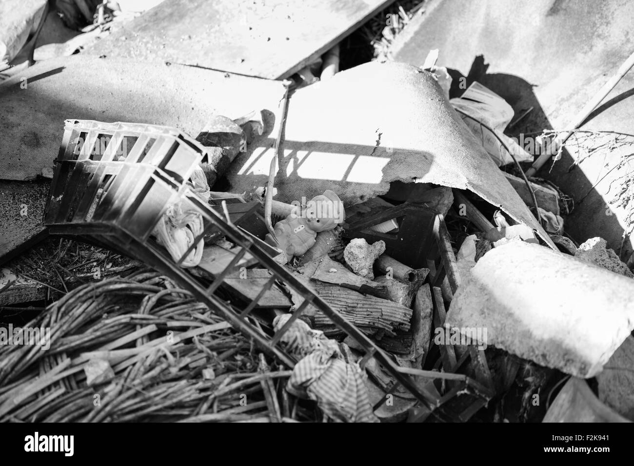 Dolly e altri oggetti sul pavimento della demolita casa Foto Stock