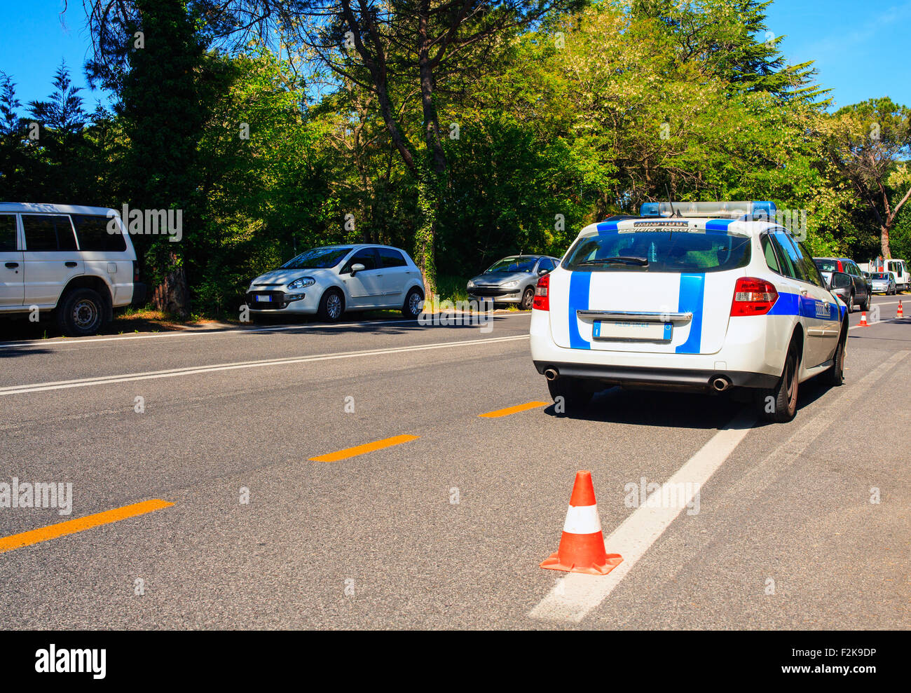 Vista della polizia municipale italiana auto in strada Foto Stock