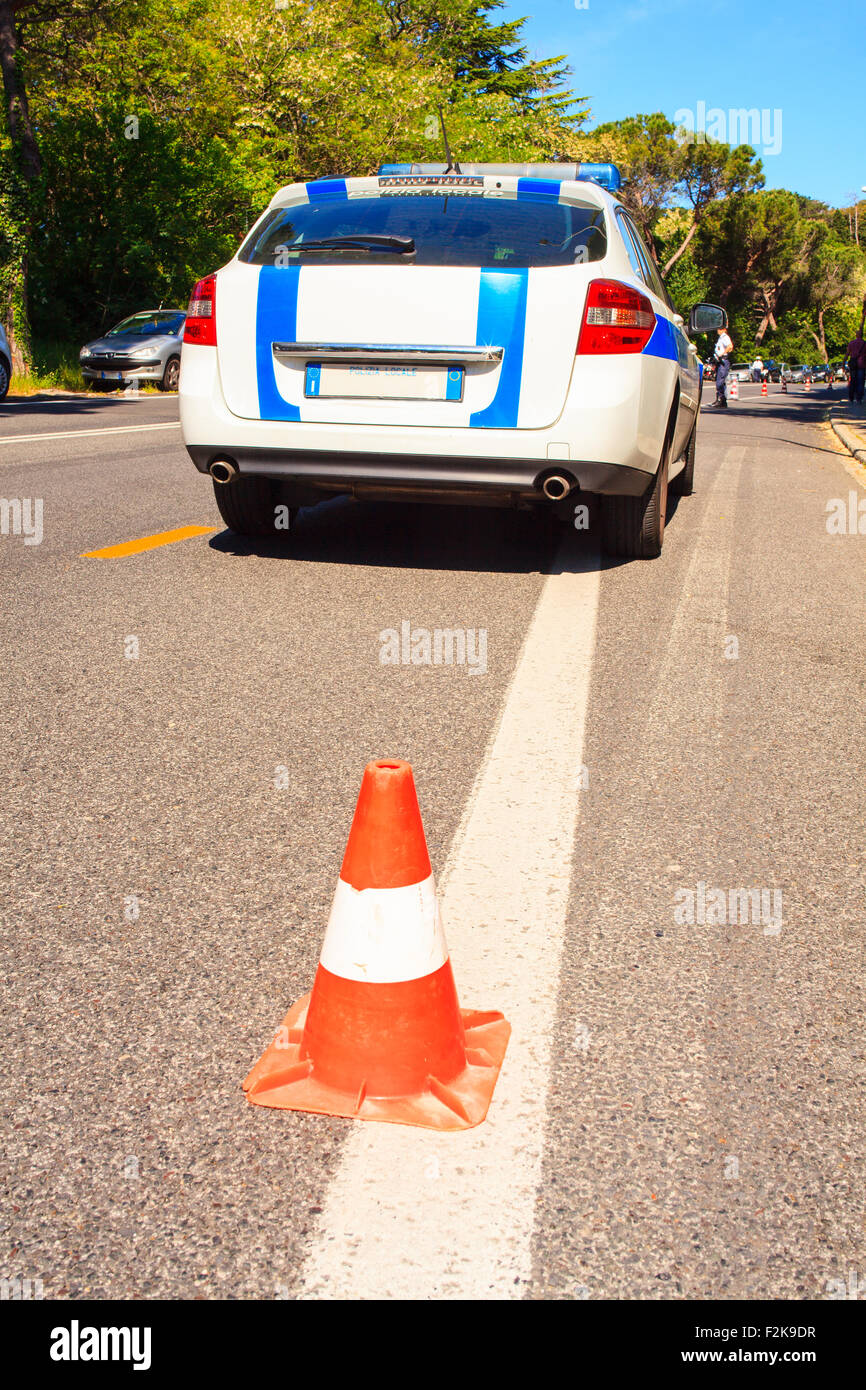 Vista della polizia municipale italiana auto in strada Foto Stock