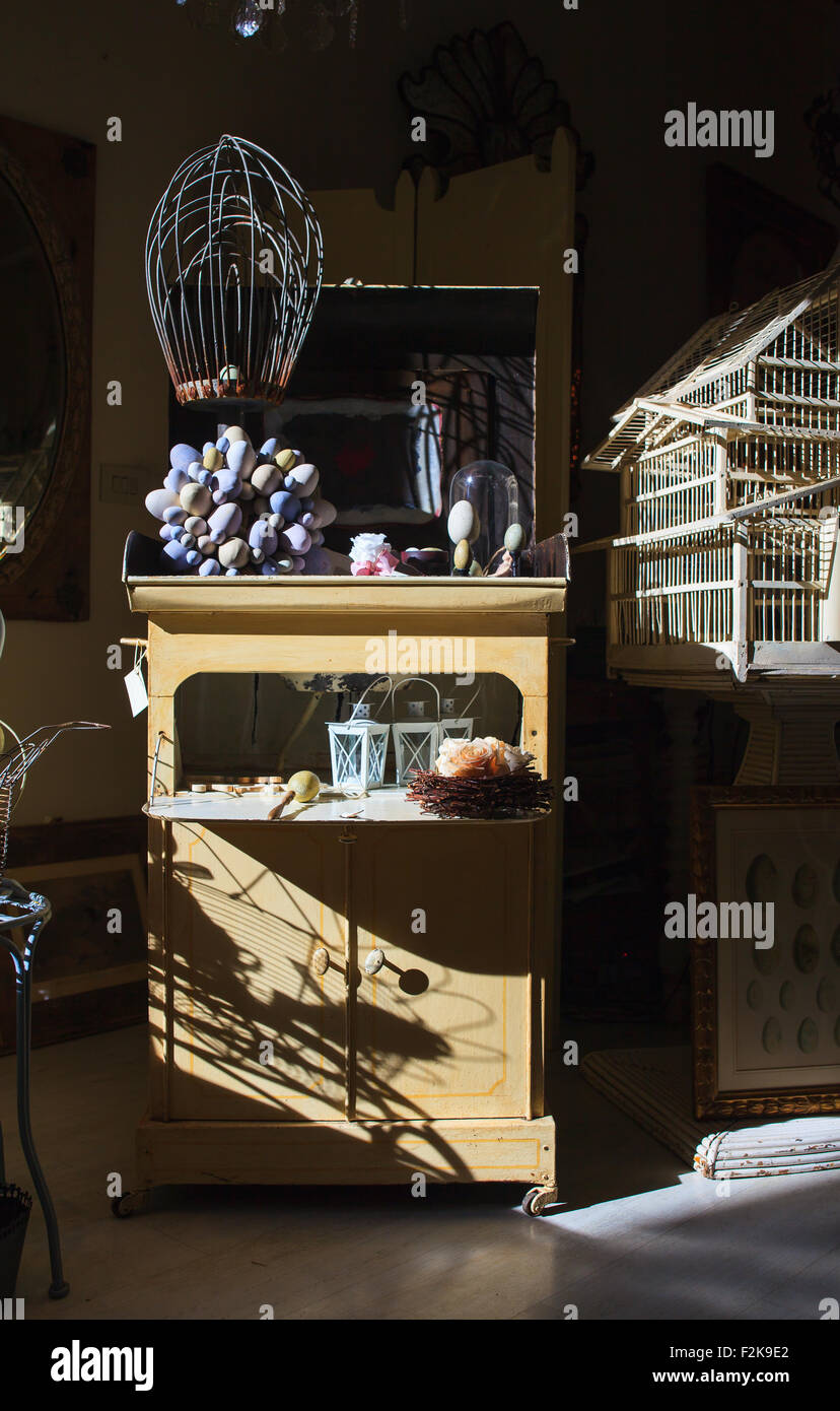 Vista del vecchio armadio di vetro in casa Foto Stock