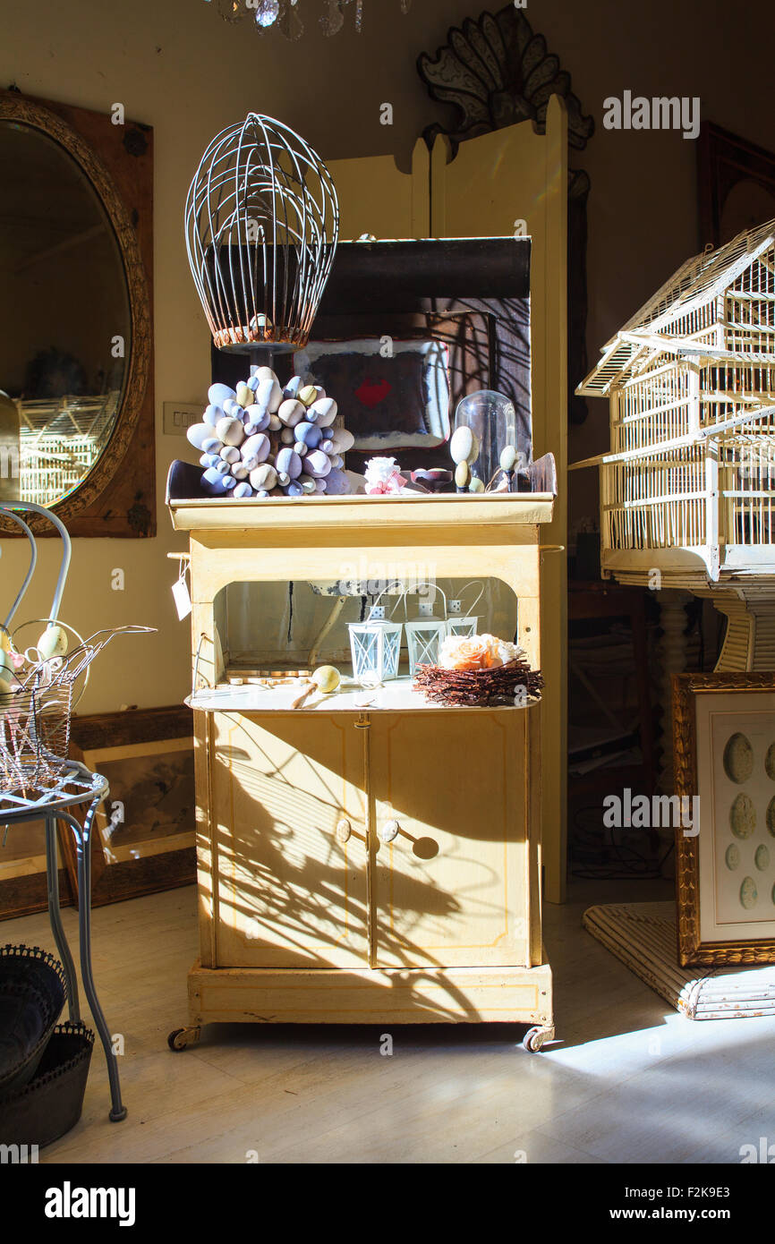 Vista del vecchio armadio di vetro in casa Foto Stock