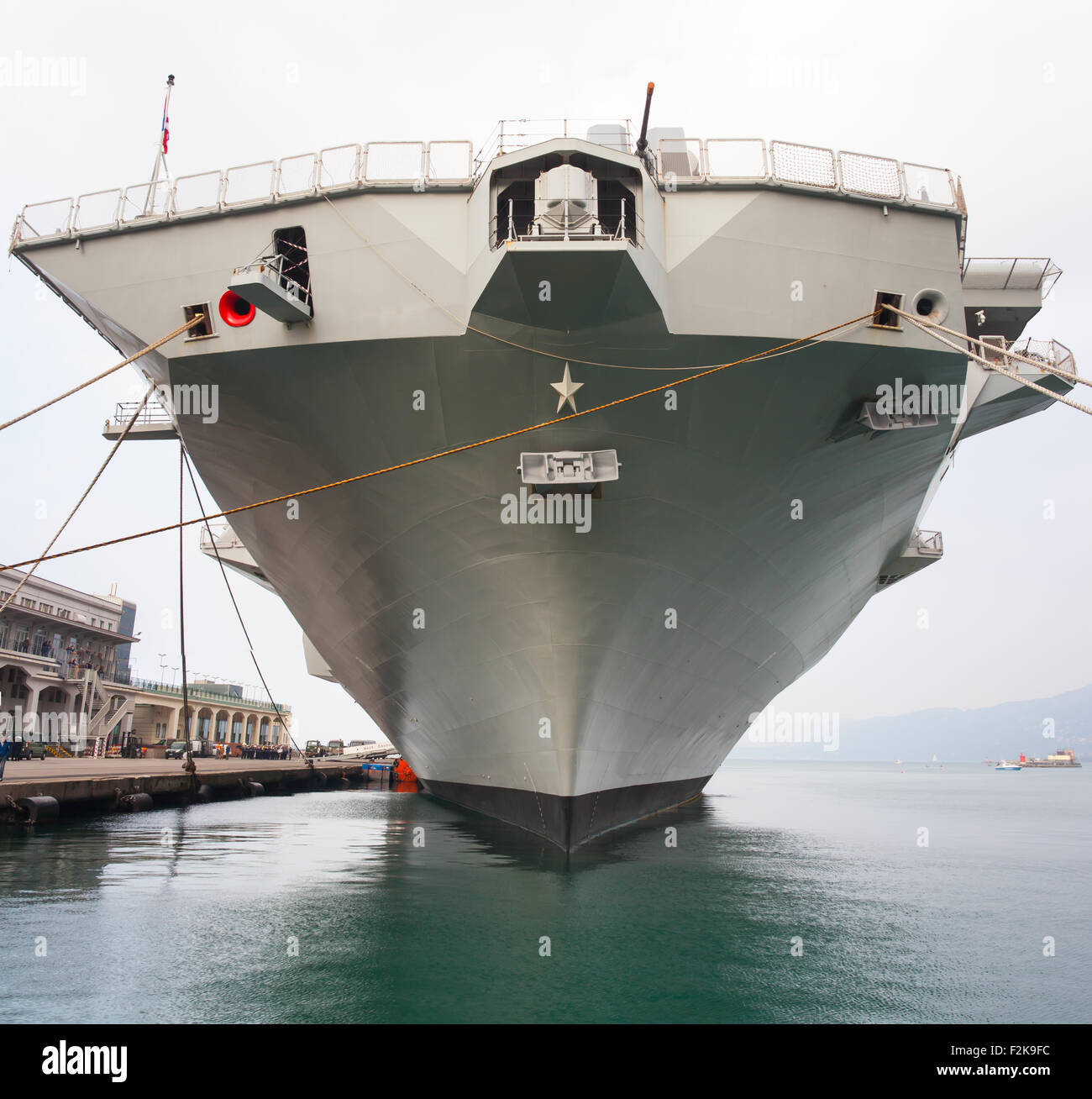 TRIESTE, ITALIA - Novembre, 02: Vista della Portaerei Cavour il velivolo italiano carrier e la nuova ammiraglia della lingua italiana Foto Stock