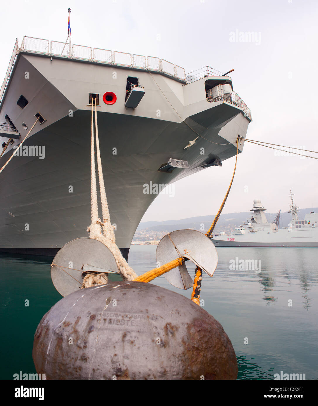 TRIESTE, ITALIA - Novembre, 02: Vista della Portaerei Cavour il velivolo italiano carrier e la nuova ammiraglia della lingua italiana Foto Stock