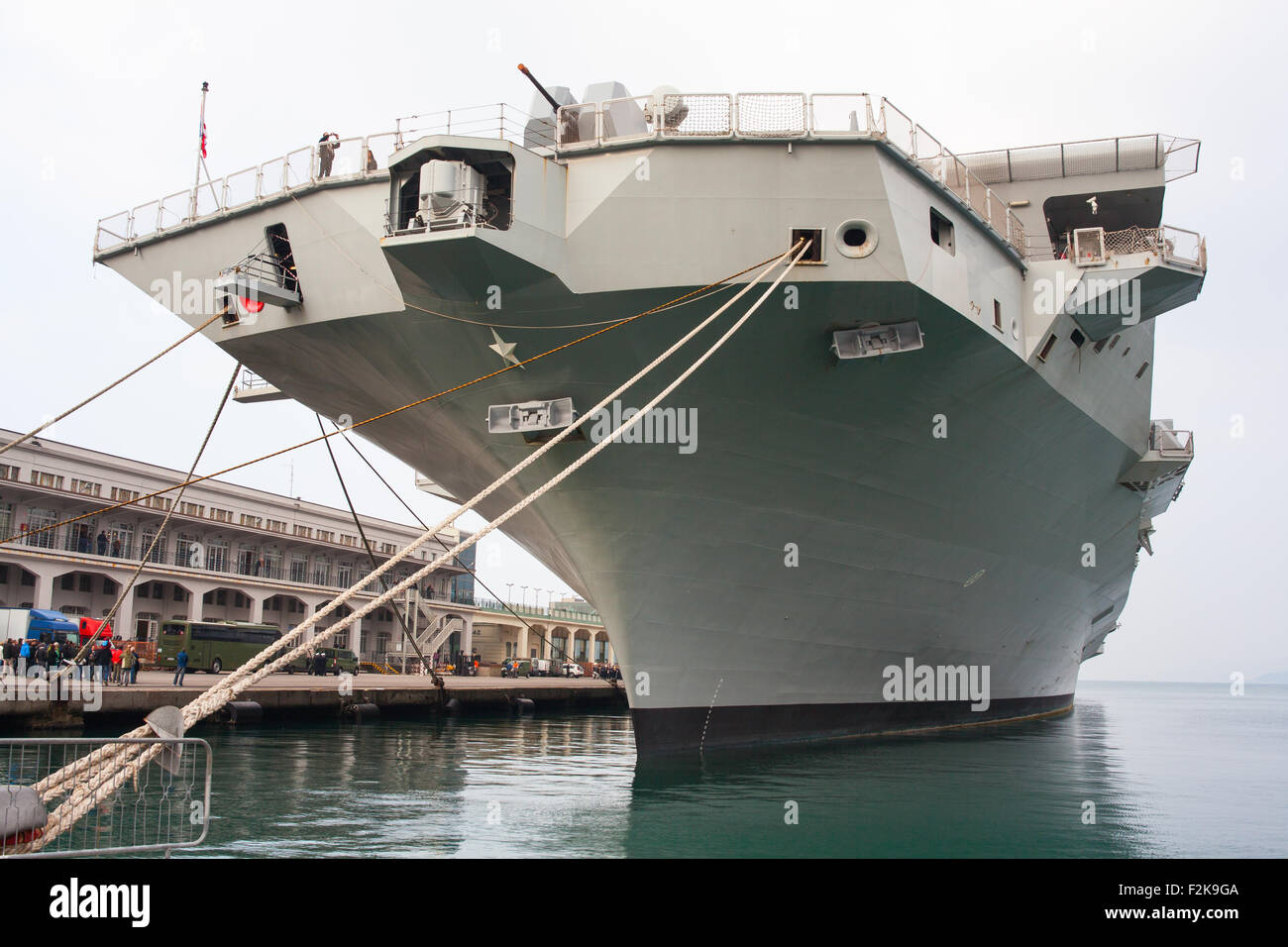 TRIESTE, ITALIA - Novembre, 02: Vista della Portaerei Cavour il velivolo italiano carrier e la nuova ammiraglia della lingua italiana Foto Stock