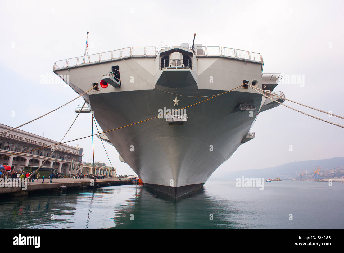 TRIESTE, ITALIA - Novembre, 02: Vista della Portaerei Cavour il velivolo italiano carrier e la nuova ammiraglia della lingua italiana Foto Stock