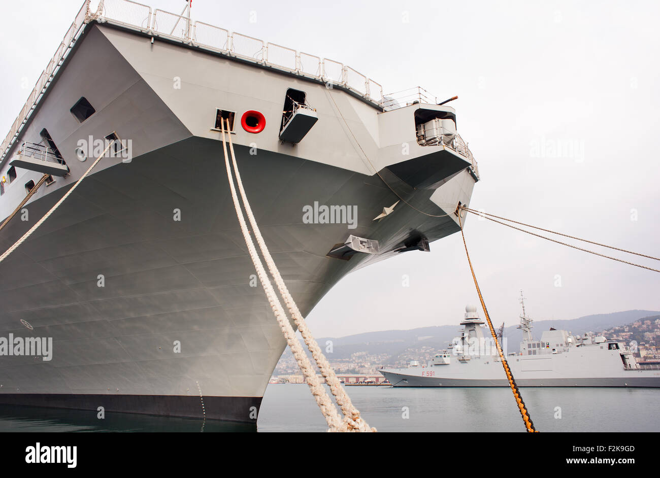 TRIESTE, ITALIA - Novembre, 02: Vista della Portaerei Cavour il velivolo italiano carrier e la nuova ammiraglia della lingua italiana Foto Stock
