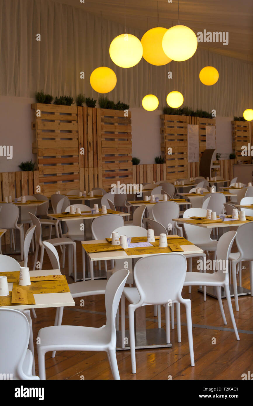 Vista del tavolo e sedie del ristorante italiano Foto Stock