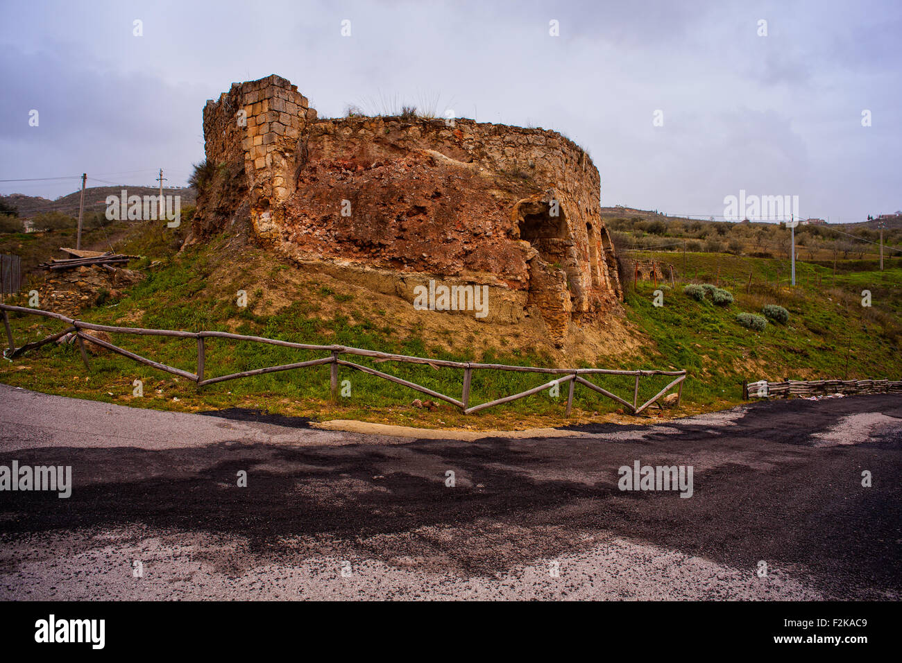 Vista del vecchio rudere vicino a Leonforte, Sicilia Foto Stock