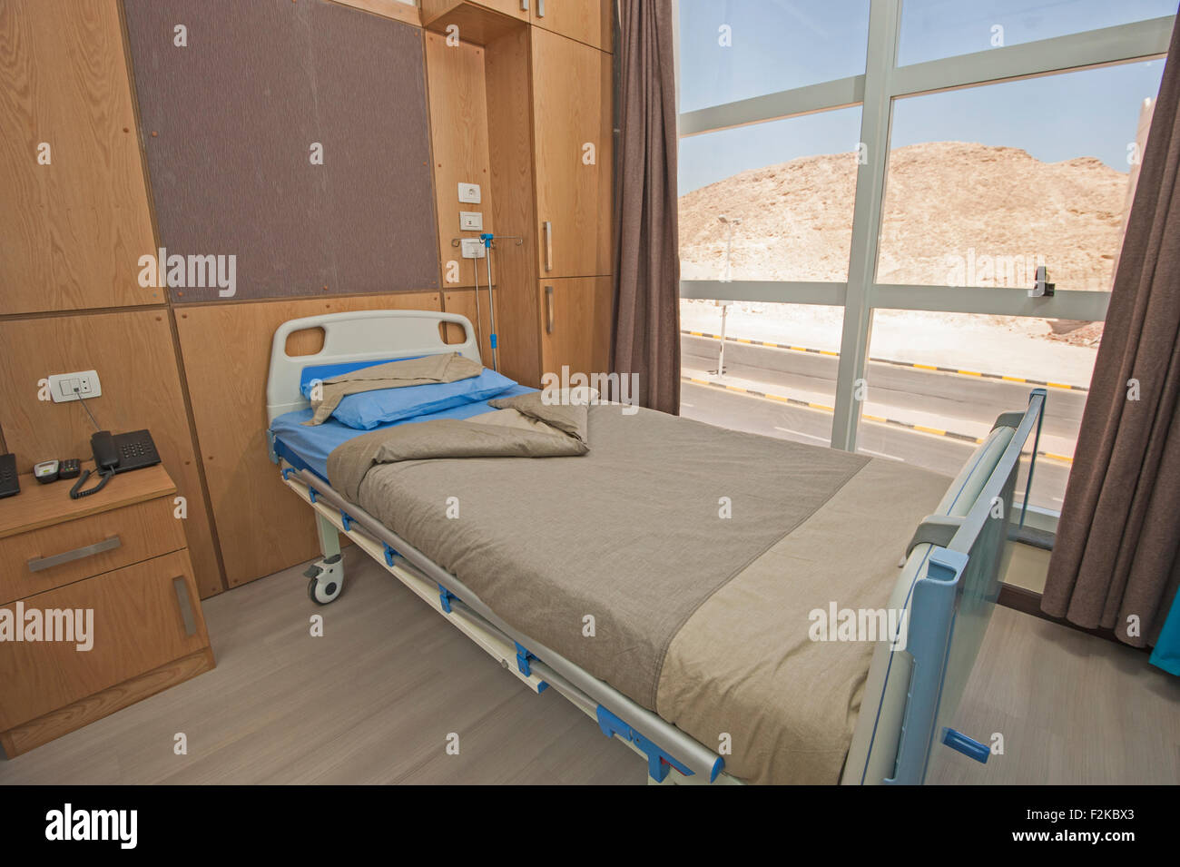 Letto di ospedale in un ospedale privato ward Foto Stock