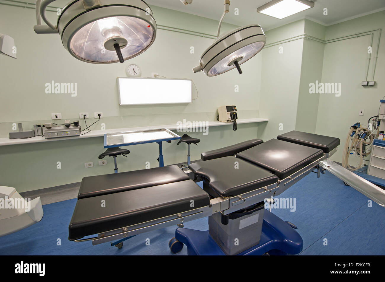 Sala operatoria di un centro medico con apparecchiature di monitoraggio Foto Stock