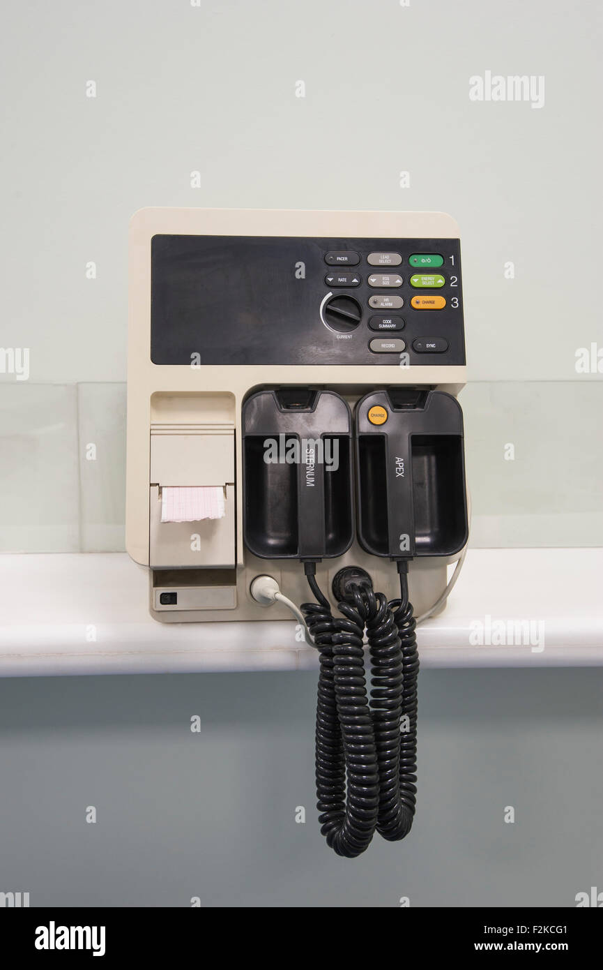 Primo piano dettaglio di una macchina del defibrillatore nel centro medico ospedale Foto Stock