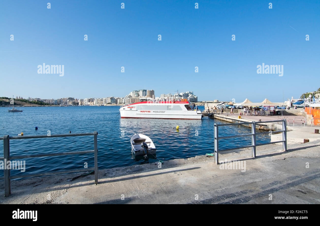 Sliema e dello skyline di traghetto sulla rotta da Sliema a La Valletta ferry terminal Foto Stock