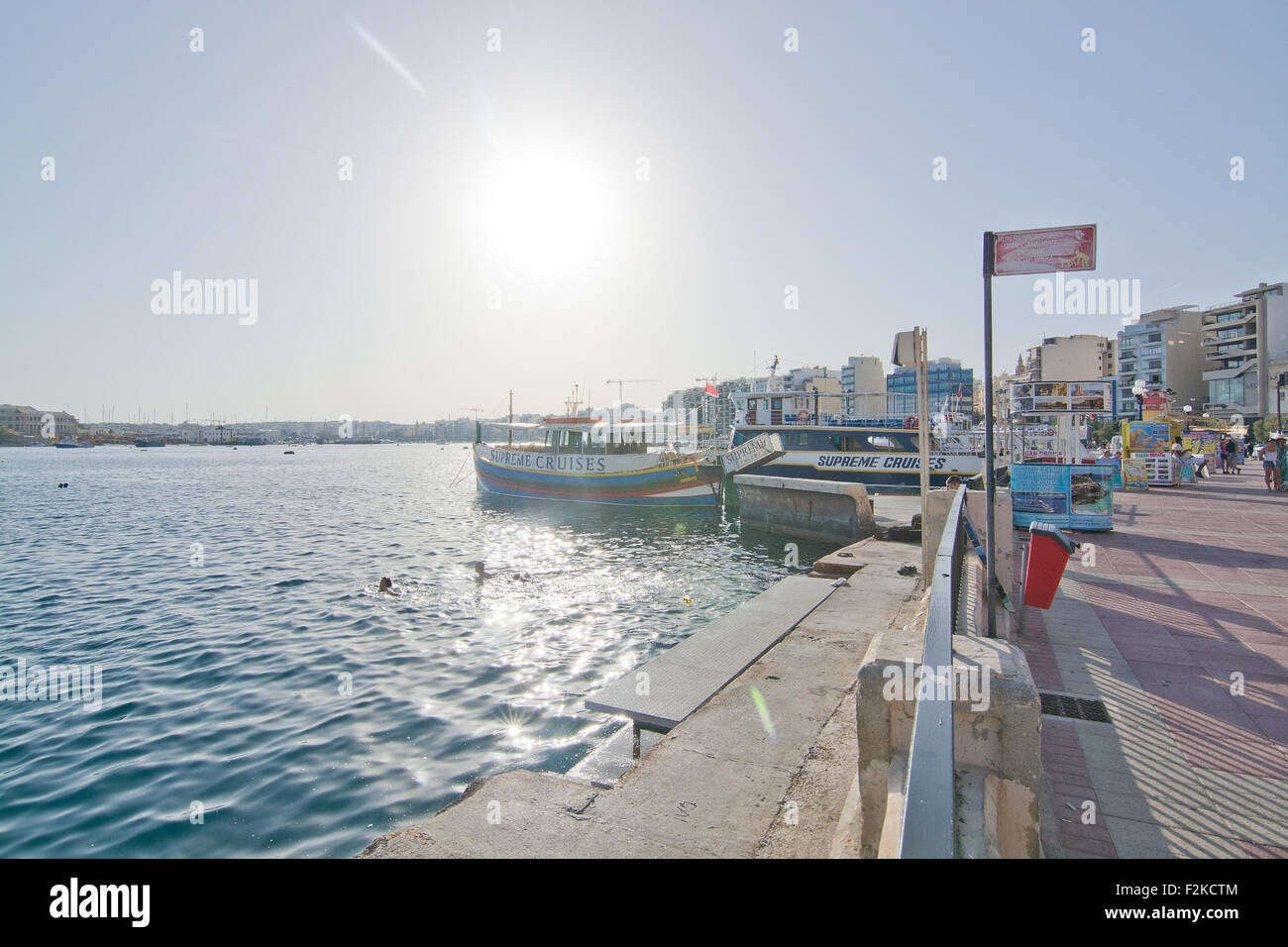 Tour barche in Sliema Ferries terminale su un bel pomeriggio di sole in settembre. Foto Stock
