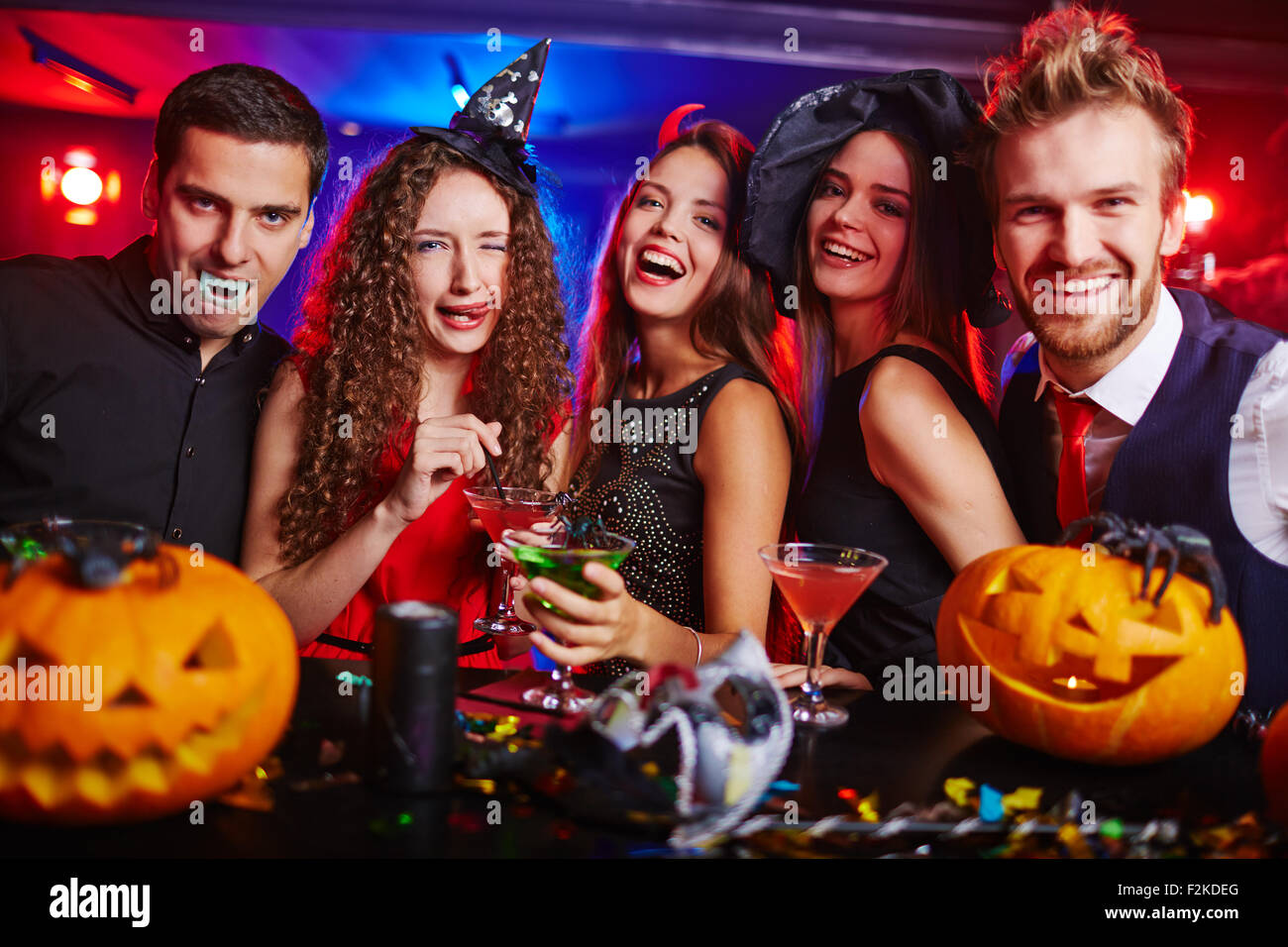 Halloween streghe e vampiri avente un cocktail party in bar Foto Stock