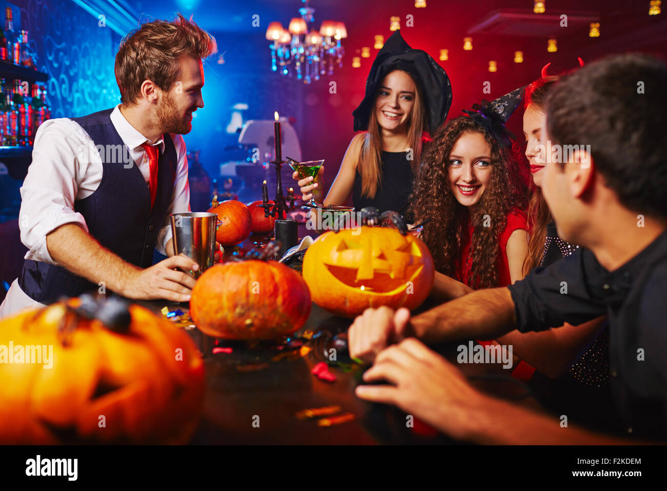 Felice streghe celebrare Halloween in bar Foto Stock
