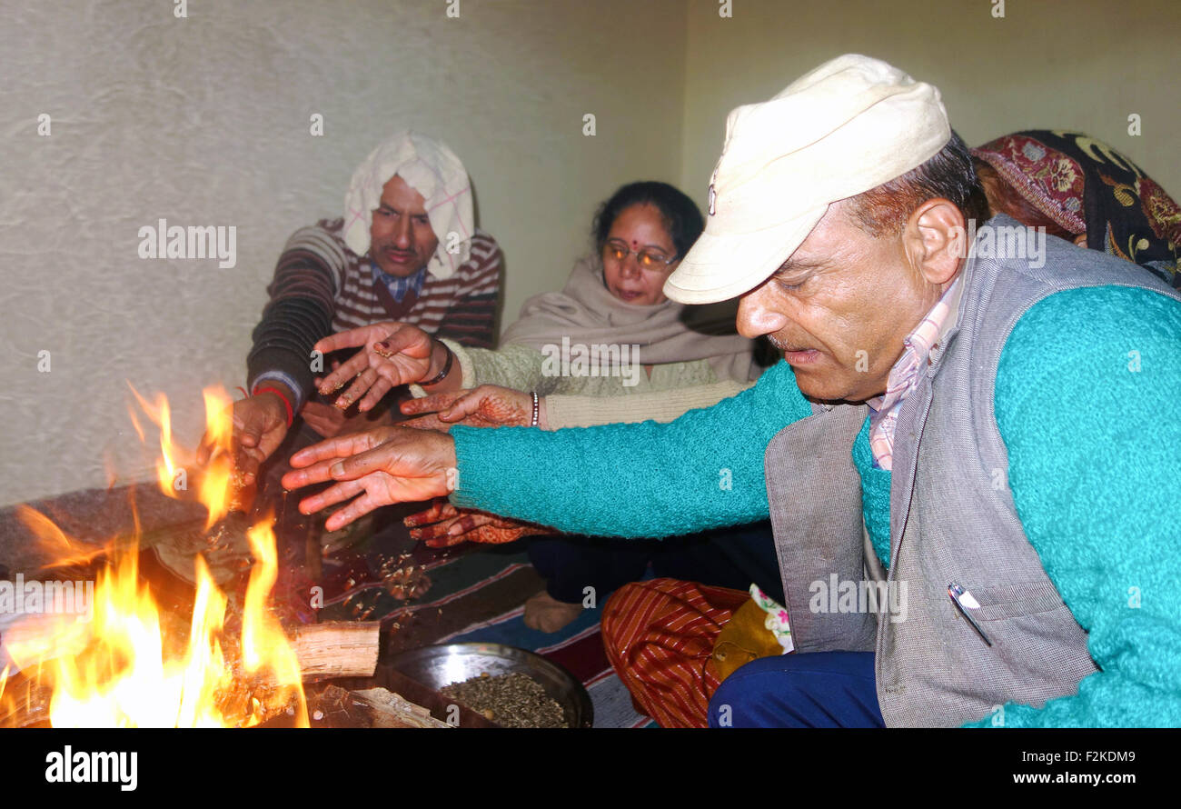 Indiano persone indù di eseguire la cerimonia aarti .Himachal Pradesh, India Foto Stock