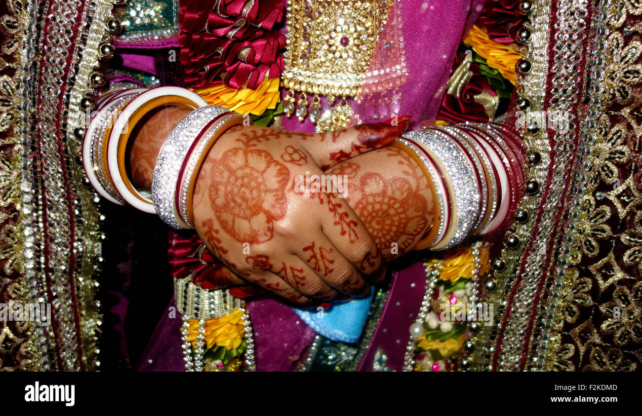 Bella giovane donna indiana in abbigliamento tradizionale con il trucco nuziale e gioielli. Foto Stock