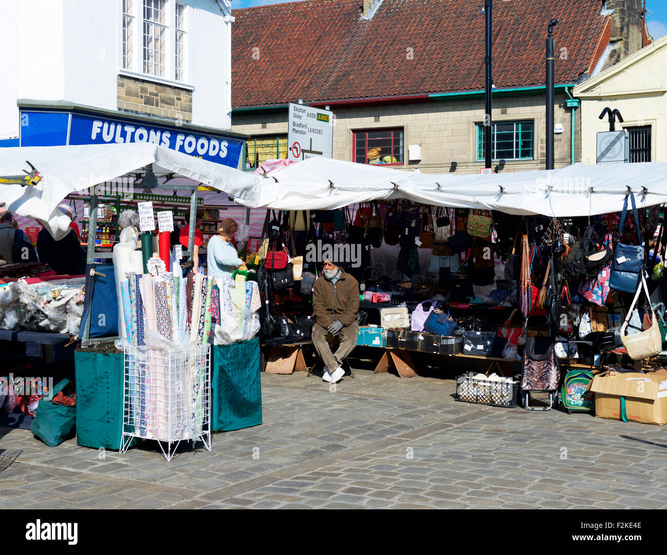 La religione sikh stallholder a Otley mercato, West Yorkshire, Inghilterra, Regno Unito Foto Stock