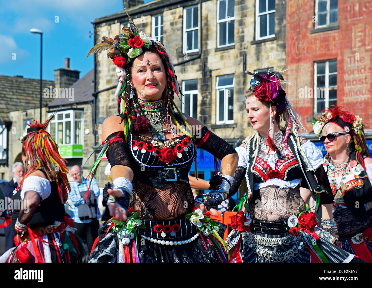 Danzatrici del ventre (400 Roses troupe), a Otley Folk Festival, West Yorkshire, Inghilterra, Regno Unito Foto Stock