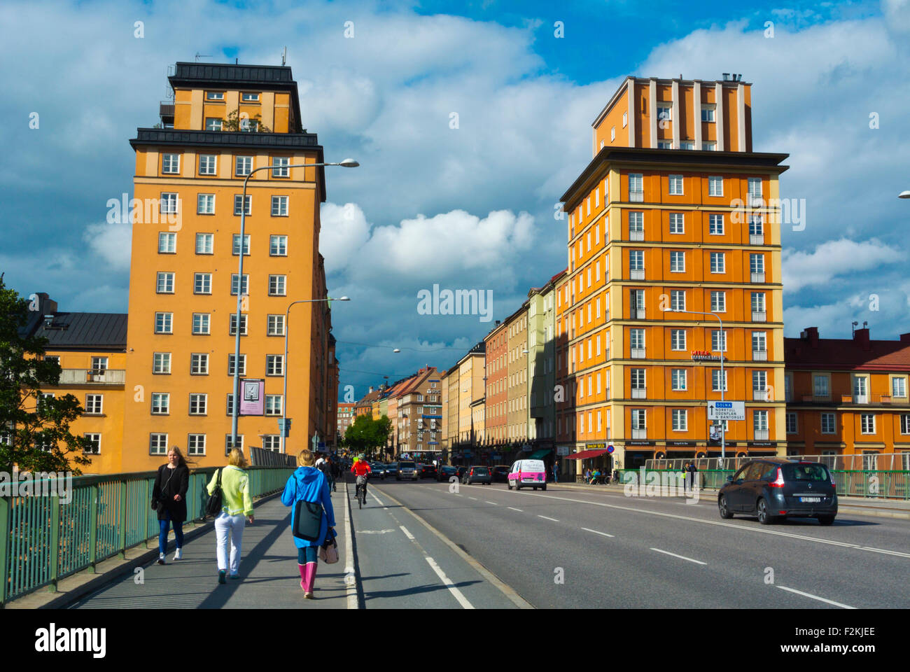 Sankt Eriksgatan street, a Sankt Eriksbron bridge, con Art Deco torri, quartiere di Vasastaden, Stoccolma, Svezia Foto Stock