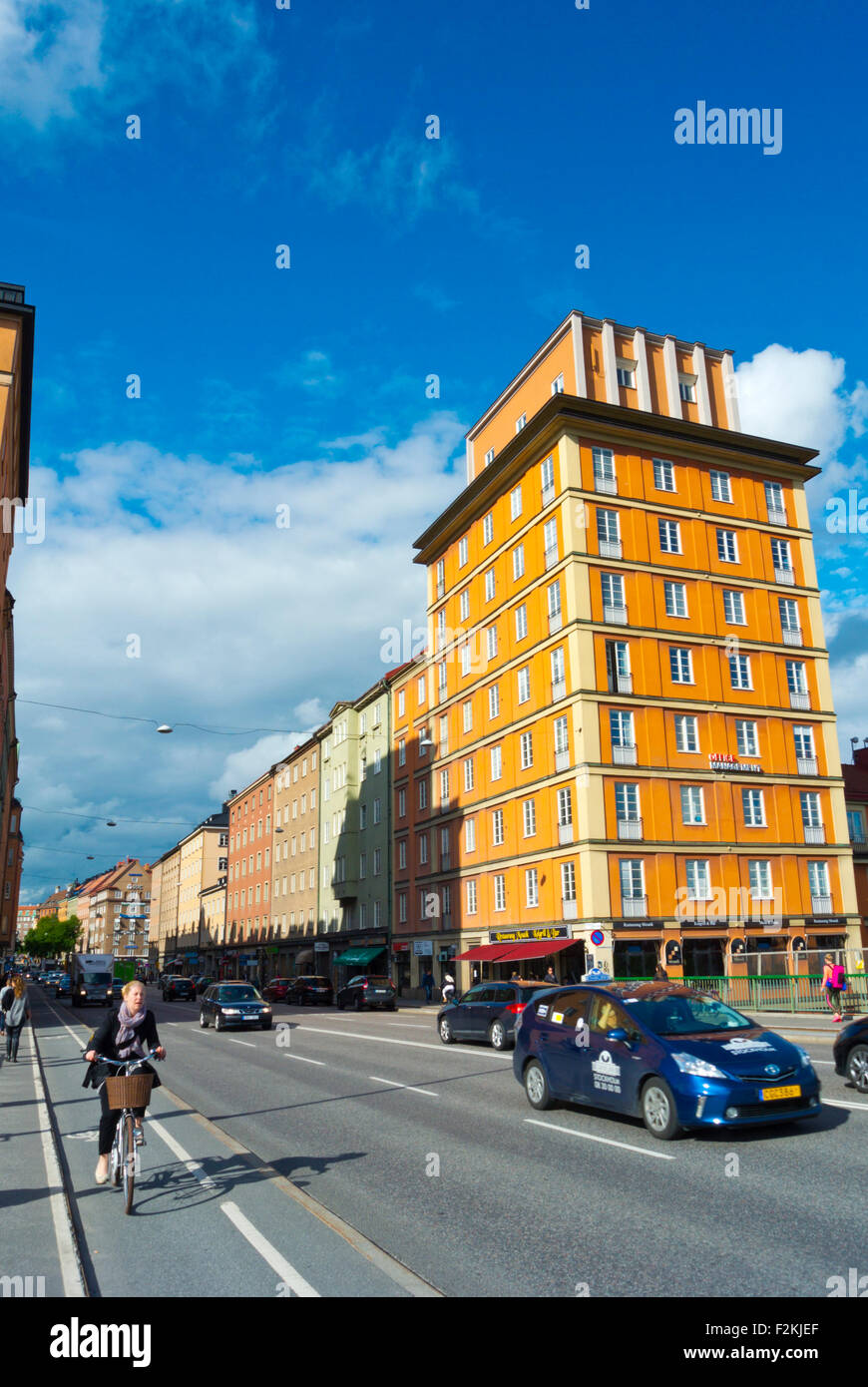 Sankt Eriksgatan street, a Sankt Eriksbron bridge, con Art Deco tower, quartiere di Vasastaden, Stoccolma, Svezia Foto Stock