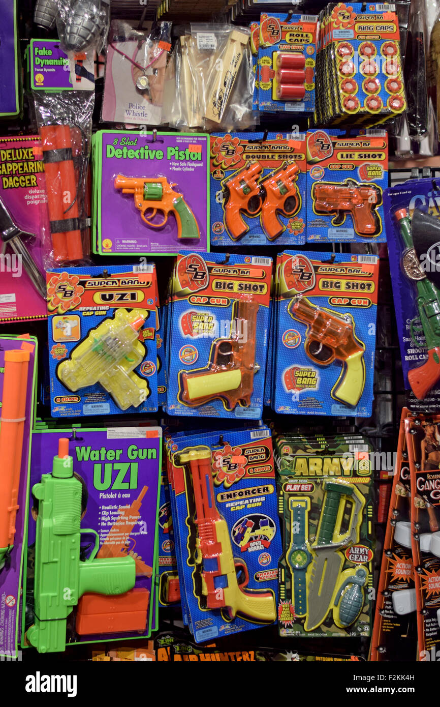 Un display di pistole giocattolo in vendita presso un grande negozio di costumi nel Greenwich Village di New York City chiamato l'avventura di Halloween. Foto Stock