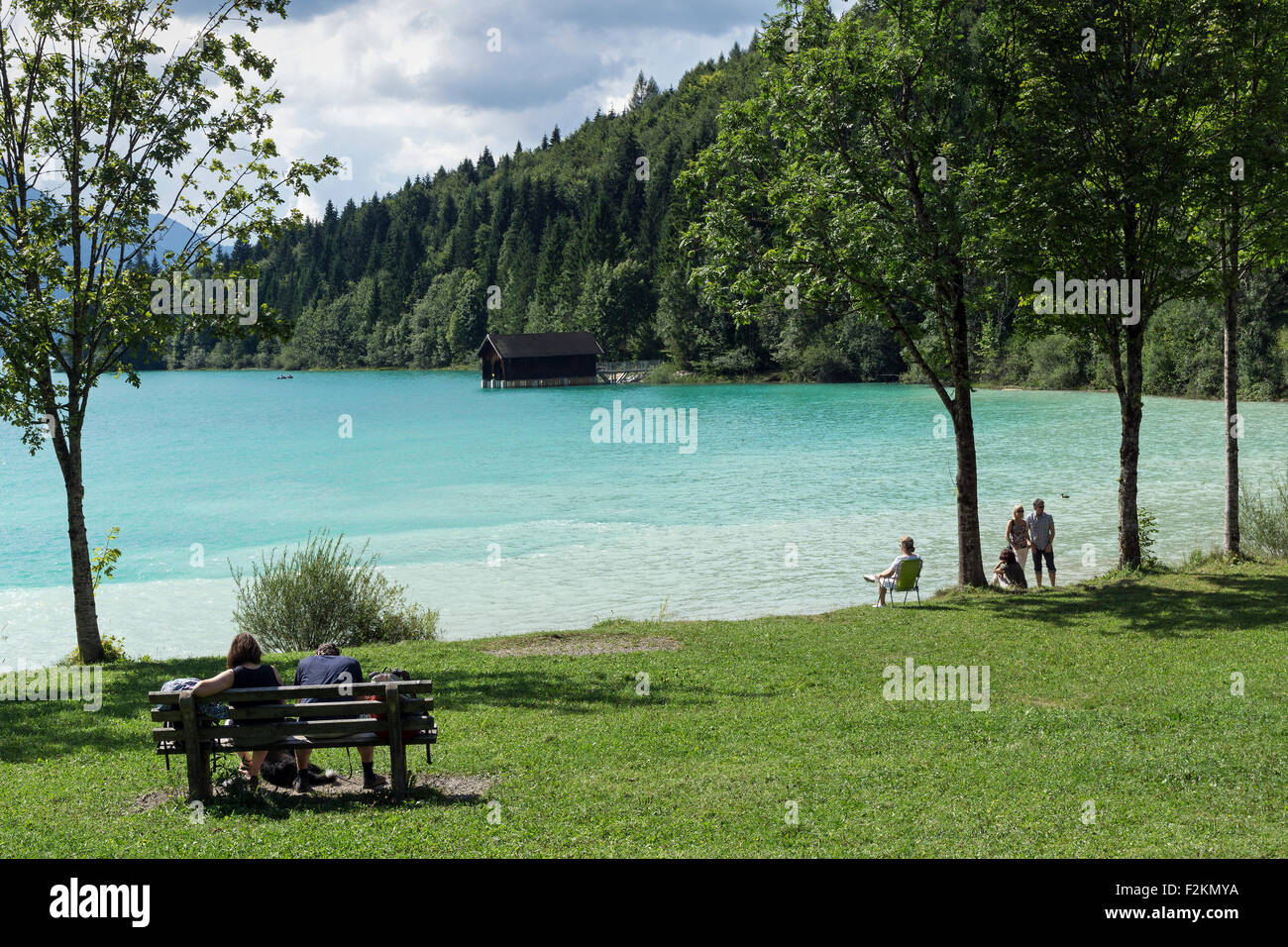 Acqua turchese, Walchensee, persone rilassante in riva al mare, Alta Baviera, Baviera, Germania Foto Stock