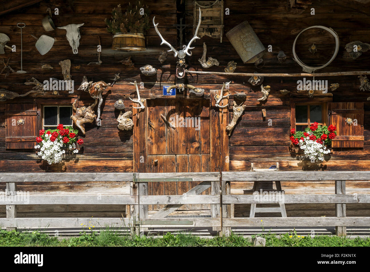 Facciata di una casa colonica, decorata con negozio di souvenir, Eng, Eng-Alm, Karwendel, Tirolo, Austria Foto Stock