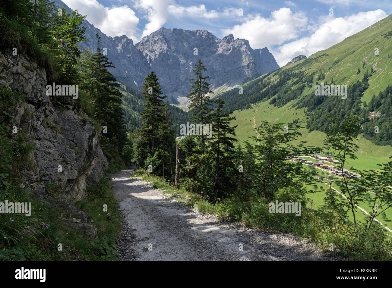 Sentiero, pareti Laliderer montagne dietro, Almdorf Eng sul lato inferiore destro, Eng Alm, Karwendel, Tirolo, Austria Foto Stock