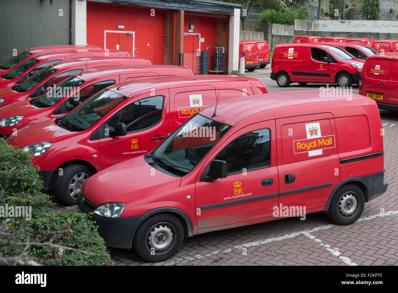 Royal Mail post office furgoncini. Flotta. Foto Stock