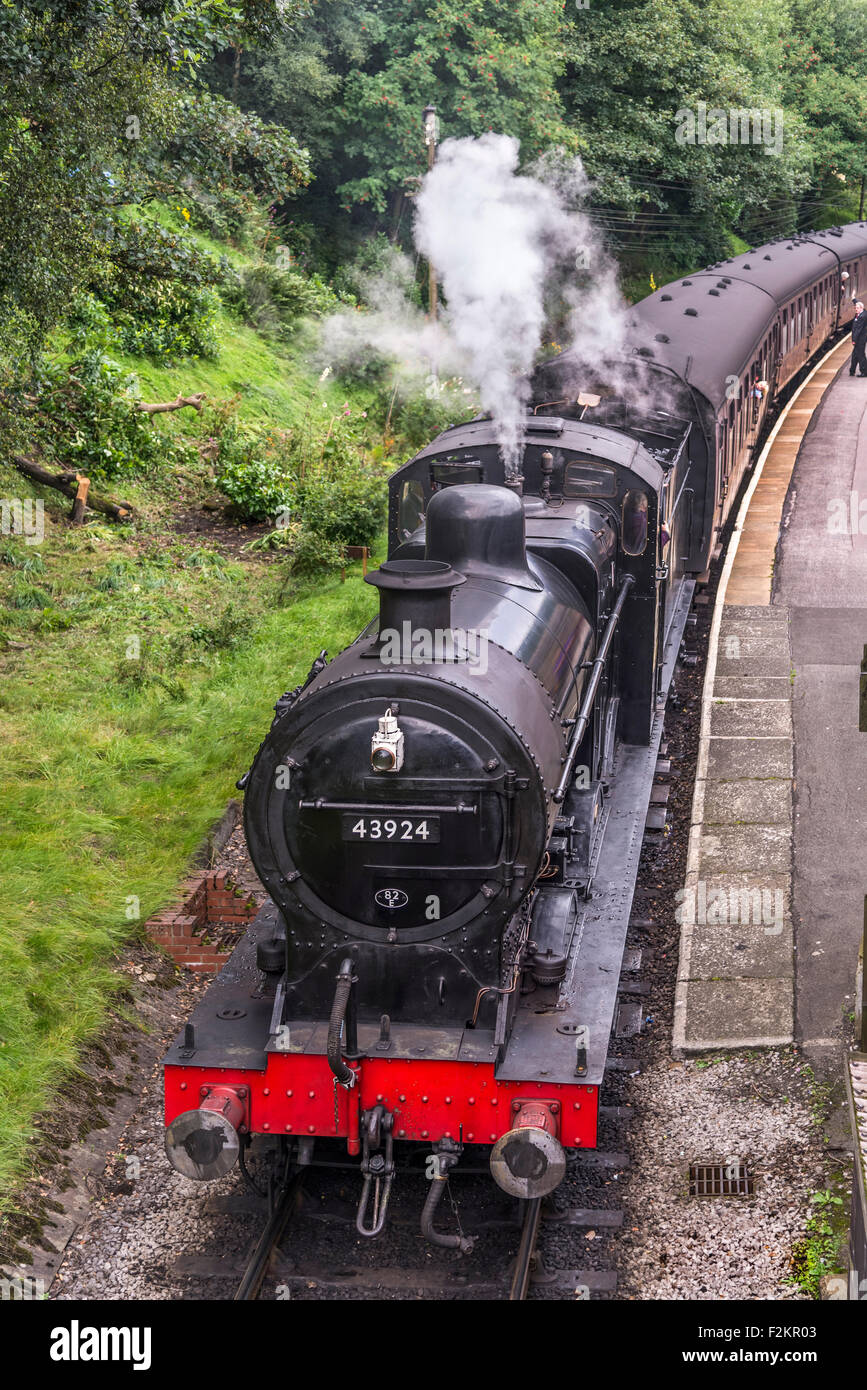 LMS/BR Classe 4F 0-6-0 "Big merci' motore trasporta un treno passeggeri a Haworth stazione sul Keighley e Worth Valley Railway. Foto Stock