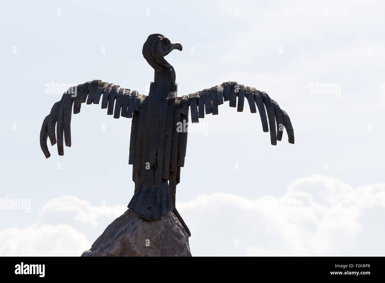 Un soleggiato settembre giornata in Morecambe, camminando lungo la costa con una scultura di uccelli Foto Stock