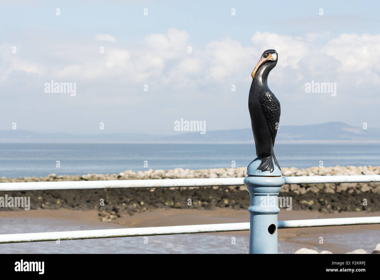 Un soleggiato settembre giornata in Morecambe, camminando lungo la costa con una scultura di uccelli Foto Stock