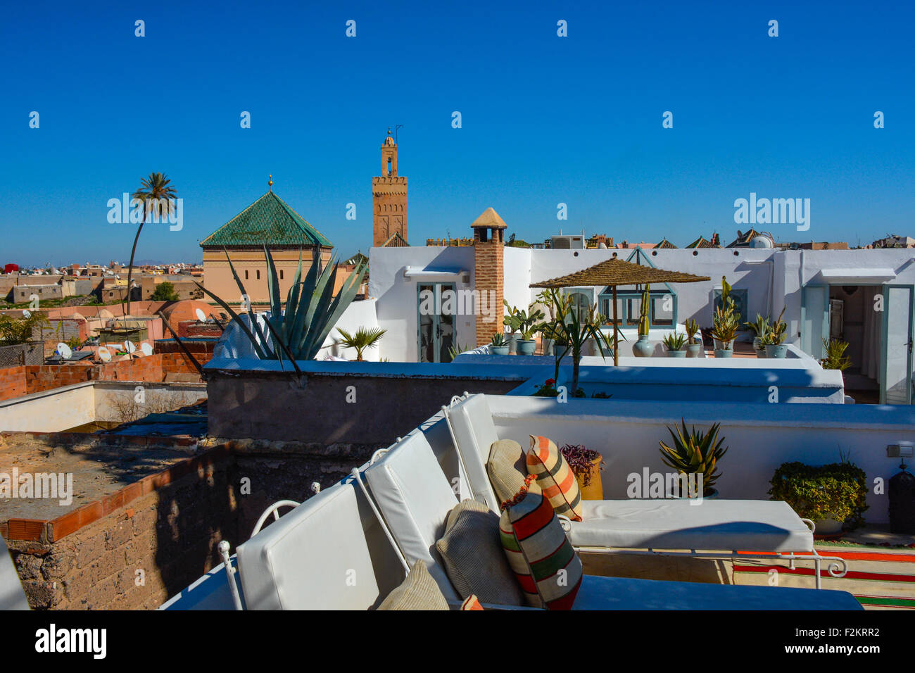 Lettini e sdraio sulla più alta terrazza sul tetto nella parte nord della Medina, Marrakech, Marocco Foto Stock