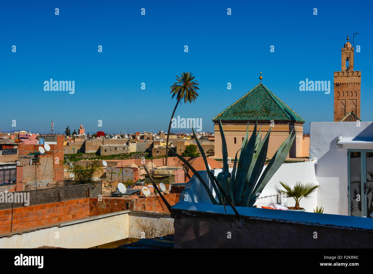 Guardando a tetti dalla più alta terrazza sul tetto nella parte nord della Medina, Marrakech, Marocco Foto Stock